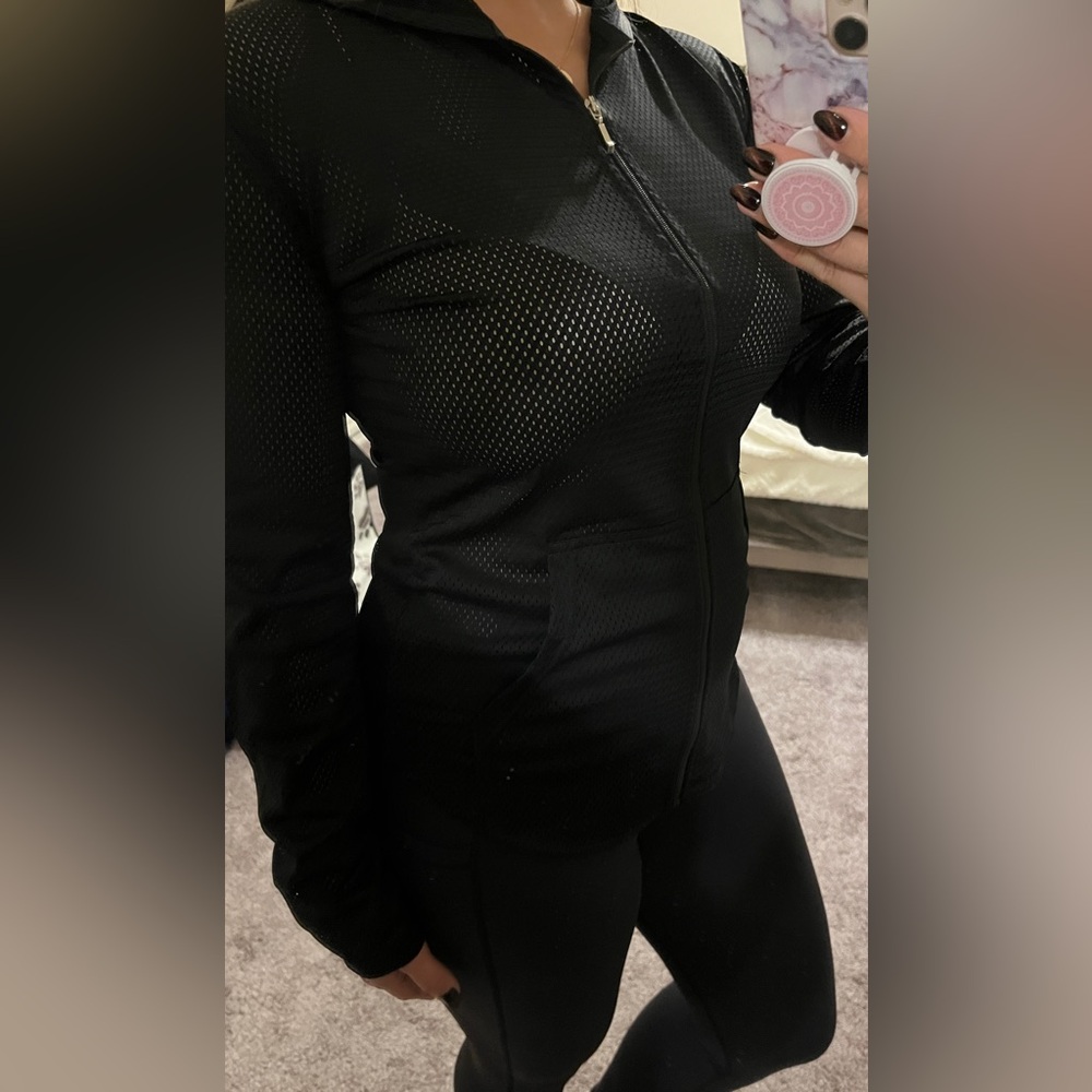 Mesh zip up